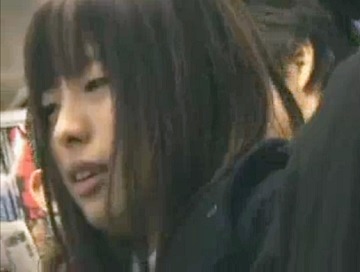 痴漢に狙われた女子校生が通学途中の電車の中で生ハメされちゃう