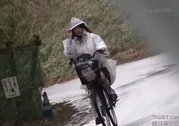 雨の中を自転車で下校する女子校生が道案内を装う変質者の餌食に…