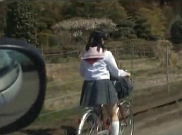 自転車で下校する女子校生をつけ狙い種付けレ〇プする鬼畜集団…