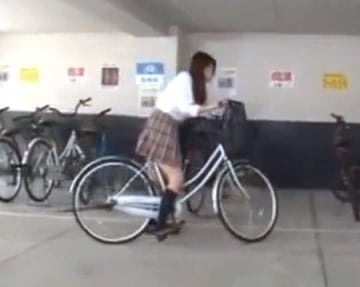 自転車通学する女子校生の股間に染み込む媚薬が理性を狂わせる！