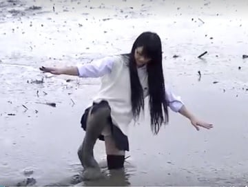 地元の沼で全身泥まみれになって遊ぶメガネっ娘のパンチラ・フェチ映像ｗ