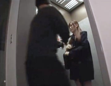 エレベーターに乗ったＪＫを引きずり下ろし壁際膝立ちでハードピストン！
