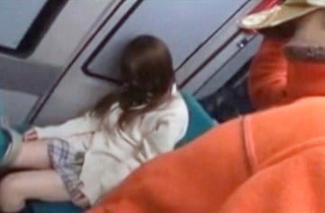 バスの車内で居眠り中に痴漢にイタズラされても起きない女子校生の悲劇…